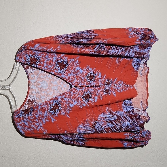 Free People Womens top Birds of a Feather Blouse Sz M B Floral V-Neck Hi-Low Hem - Picture 1 of 12